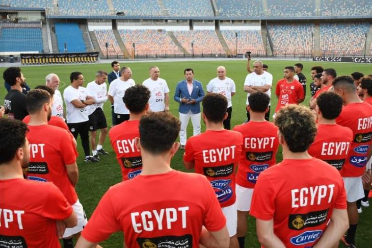 أشرف صبحي مع لاعبي منتخب مصر